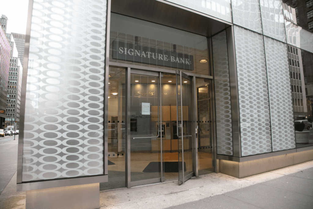 How Is Signature Bank Enjoying The Advantage When Silvergate's Rival Collapses?